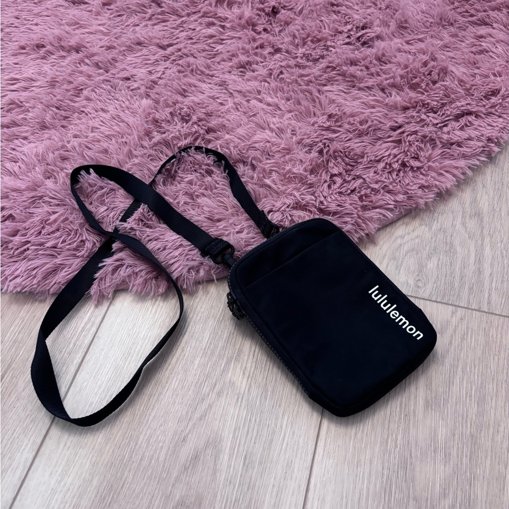 Lululemon adjustable crossbody or make a Fanny pack! Never used !